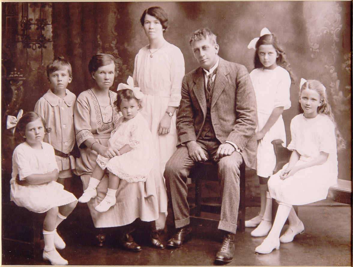 jim-008-holidays perth c1923 mary stuart winnie isobel elsie jim connie marion